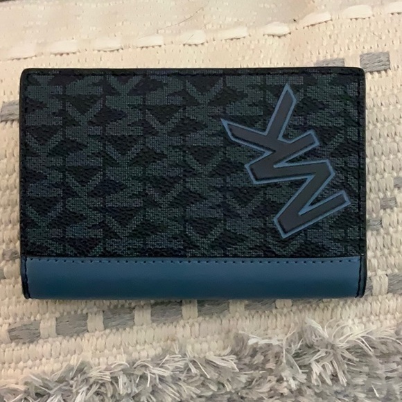 Michael Kors NWT Cooper CornFlower
Signature Logo Folding Card Case - Picture 3 of 10